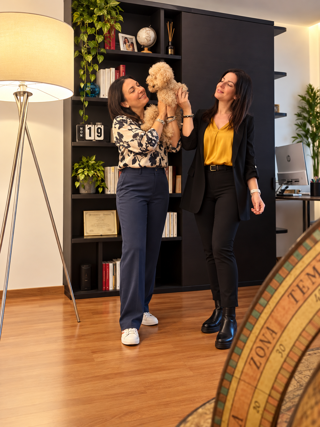 Simona e Daniela Carafa, consulenti del lavoro di Studio Carafa, nello studio di Taranto